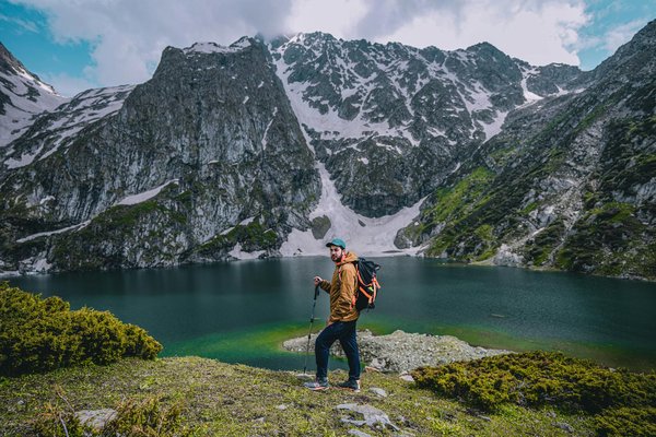 Quels sont les équipements nécessaires pour un camping en région de haute montagne en hiver?